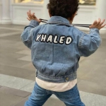 صورة جاكيت دنيم ازرق للاطفال (مع تطريز الاسم)
