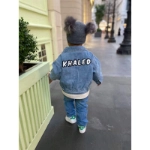 صورة جاكيت دنيم ازرق للاطفال (مع تطريز الاسم)