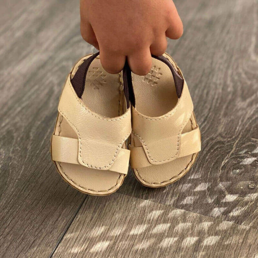 صورة صندل بيج عتيق مع سير للمواليد 