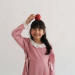 صورة لباس مدرسي بناتي للمرحلة BTS1 الإبتدائية (مع خيار تطريز الاسم)